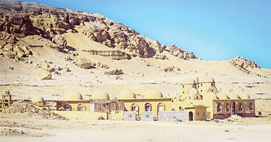 عيون الماء تجدد خلافات رهبان "الدير المنحوت" أثناء شق الطريق الدولى.. مارتيروس الريانى: جار الاتفاق مع الشركة المنفذة على وضع العلامات الإرشادية لسور الدير والخلاف لن يؤثر على العمل