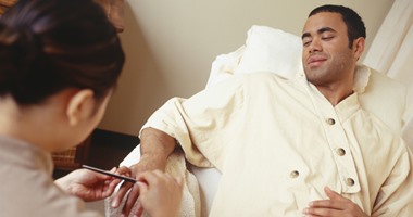 6 "حاجات بناتى" كل الرجالة بيعملوها بس فى السر.. أهمها إنه "بيعيط" عادى