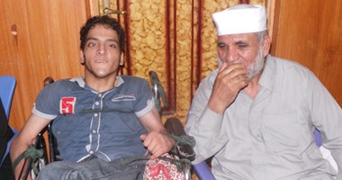 إهمال طبى يتسبب فى إصابة شاب بضمور فى المخ والأطراف منذ 18 عاما.. والأب: "تشخيص خاطئ أدى للإصابة ولفيت بيه مصر ومحدش عارف يعالجه".. "وعلاج الدولة مش بنلاقيه".. والأم: نحتاج 350 ألفا للعلاج بالخارج
