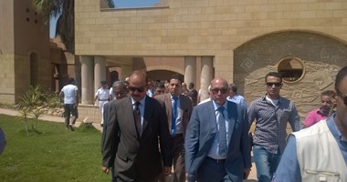 بالصور.. جولة مفاجئة لوزير الزراعة فى مخالفات الطريق الصحراوى