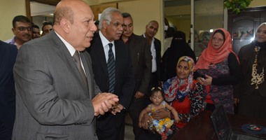 مواطن من ذوى الاحتياجات الخاصة لمحافظ القاهرة:سلم لى على السيسى.. وسيدة: قاعدة فى أوضة أنا وولادى وقدمت على شقة فقالوا لى لسة"..عادل لبيب:القيادة السياسية تساند مبادرة"مشروعك"..و12 ألف مستفيد