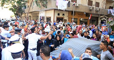تجمهر موظفى الضرائب أمام المصلحة اعتراضا على قانون الخدمة المدنية