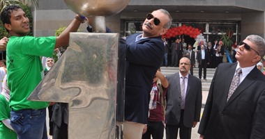 بالصور.. وصول طلاب جامعة حلوان لمحافظة القاهرة لتسليم الشعلة والدرع