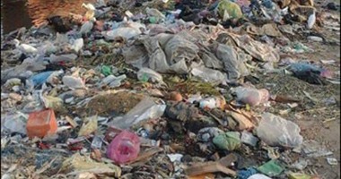 انتشار القمامة والمخلفات أمام مدرسة صندفا الإبتدائية بالمنيا