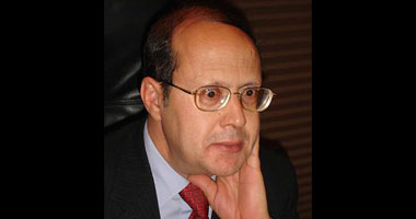 مناوشات سياسية فى حفل توقيع "أيام" قنديل