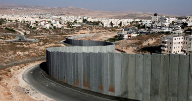 ناشطون يزيلون قطعة من الجدار العازل بالضفة