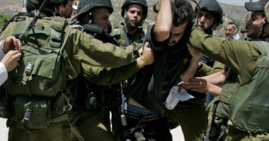 اعتقال سبعة فلسطينيين بالضفة الغربية