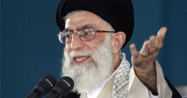 آية الله على خامنئى يزور إحدى القرى المتضررة جراء زلزالين مدمرين