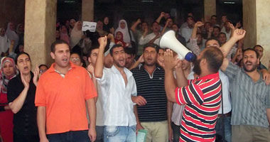 "مدرسو الحصة" بالبحيرة يقطعون الطريق أمام مبنى المحافظة
