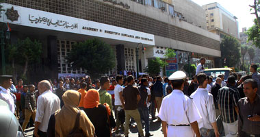 طلاب التحويلات يجمعون استمارات سحب الثقة من وزير التعليم العالى