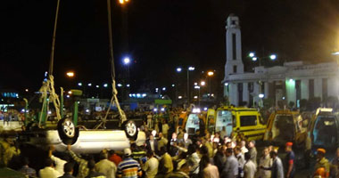  بالصور.. مصرع طفلين ووالدهما غرقا إثر سقوط سيارتهم بالمجرى الملاحى لقناة السويس..وشهود عيان: الأسرة حاولت إفساح الطريق أمام سيارة إسعاف فسقطت من أعلى معدية ببورسعيد..ورجال الإنقاذ ينتشلون جثث الضحايا