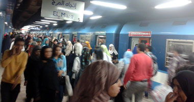 نجاة طفل سقط بين قطار المترو والرصيف بمحطة الشهداء