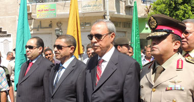 مدير أمن قنا يضع إكليلا من الزهور على النصب التذكارى بالمحافظة