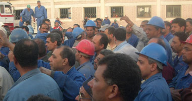 معاقبة المعتصمين من فنيي الكهرباء  بالقرنة بالخصم من راتبهم 