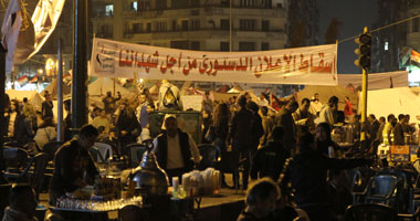 مئات المتظاهرين يؤدون صلاة المغرب بميدان التحرير