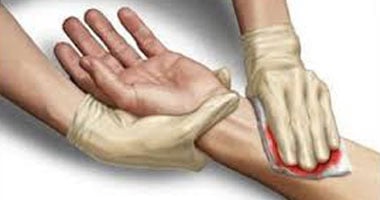 أخطاء شائعة فى الإسعافات.. مص دم المصاب بلدغ ثعبان يعرضك للوفاة أو يصيبك بفيروس سى..ربط الكسر يسبب الغرغرينا.. وشرب اللبن حال التسمم بالمواد الكاوية يحرق المرىء..وحمل مكسور العمود الفقرى يصيبه بالشلل