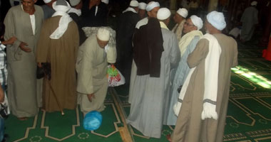 بالصور.. إقامة الذكر عقب الجمعة والمسح على أثر كف النبى