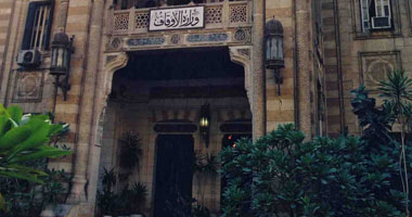 استقالة الحكومة تثير تساؤلات العاملين بـ"اﻷوقاف"