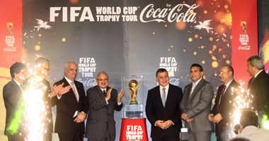 نجوم الفن والرياضة فى استقبال كأس العالم بمطار القاهرة 