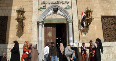 مسجد الحسين يعاود غلق أبوابه بعد صلاة العصر