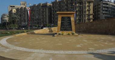 مواطنون يلتقطون صورًا تذكارية بجوار النصب التذكارى للشهداء بالتحرير