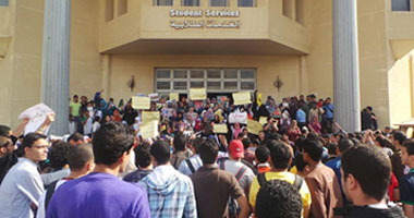 طلاب جامعة  أكتوبر يتظاهرون من أجل تعديل اللائحة الداخلية