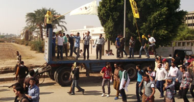 بالصور.. طلاب المحظورة بجامعة الأزهر بأسيوط يقطعون الطريق