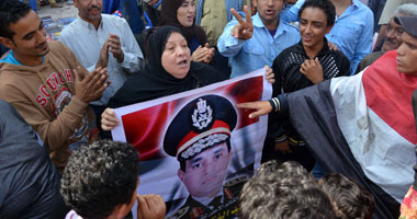 عرض عسكرى بكورنيش السويس والمواطنون يرفعون صور السيسى