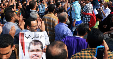 عناصر "الإخوان" يتجمعون أمام النادى الأهلى بمدينة نصر