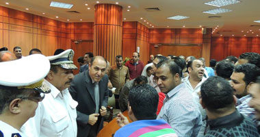مدير أمن بورسعيد يحتوى أزمة بائعى الملابس المستوردة 