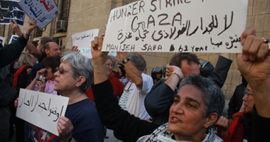 تظاهر النشطاء الأجانب اليوم أمام النائب العام
