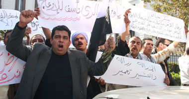 بالصور..تظاهر مزارعى سيناء أمام البرلمان