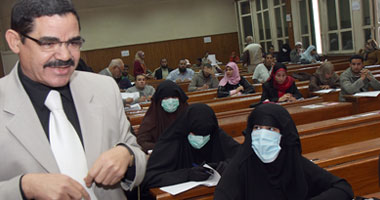 بالصور..الكمامة بدل النقاب فى امتحان دار العلوم