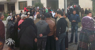 تجمهر العشرات من أهالى متهمين أمام قسم إمبابة