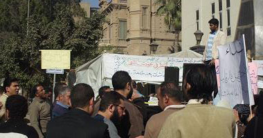 بالصور.. عمال جامعة طنطا المفصولون يطالبون برحيل رئيس الجامعة