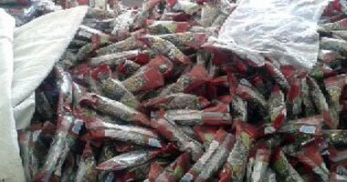 بالصور..ضبط 2 طن مواد غذائية منتهية الصلاحية بمصنع بدون ترخيص فى سوهاج