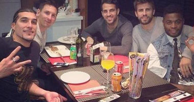 لاعبو برشلونة يتابعون استقالة "روسيل" من منزل "بيكيه"