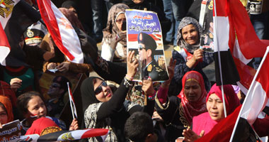 الأهالى يتوافدون أمام "ماسبيرو" لتأييد السيسى حاملين الأعلام المصرية