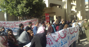 وقفة احتجاجية لأسر أخصائيات التمريض بالمنصورة