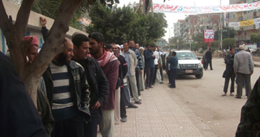 الناخبون يتحايلون على طول الطوابير بـ"عشرة طاولة"