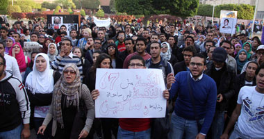 عشرات من طلاب جامعة القاهرة يخرجون فى مسيرة لـ"التحرير"
