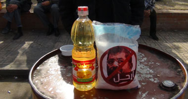 بالصور.. "السحر ينقلب على الساحر" "الزيت والسكر" بطعم "ارحل يا مرسى"