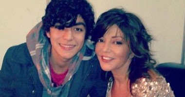 نجل سميرة سعيد يفاجئها بحضور "صوت الحياة" فى بيروت