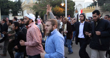 تجدد الاشتباكات بين مؤيدى ومعارضى "مرسى" بمحيط الاتحادية