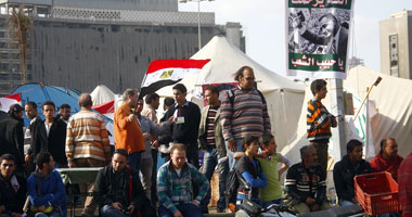 متظاهرو التحرير يقيمون أسلاكا شائكة على مداخل المجمع