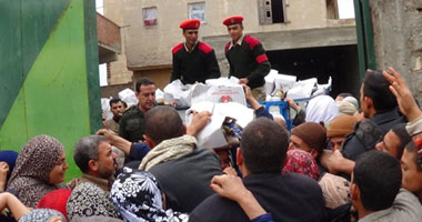 بالصور.. الجيش يوزع 2000 كرتونة مواد غذائية على أهالى دمنهور 