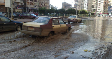 برك المياه تصيب شوارع المنصورة بالشلل التام 