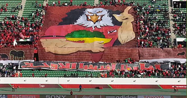 لاعبو الأهلى يحتفلون مع جماهير مدرجات "تالتة شمال" بالسوبر