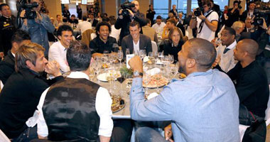 بالصور.. نجوم ريال مدريد تحتفل مع فريق السلة بالكريسماس 