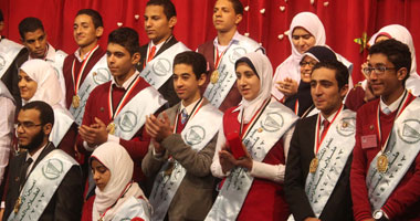 اتحاد طلاب مدارس مصر يمنح "وزير التعليم" درعًا تكريما له